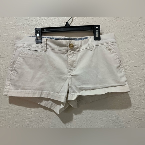 Abercrombie & Fitch Pants - 🇺🇸Woman’s Size 4 Stretch Abercrombie & Fitch White shorts